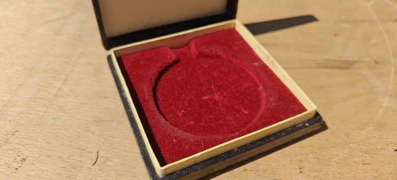 Medaljeæske med rødt velour