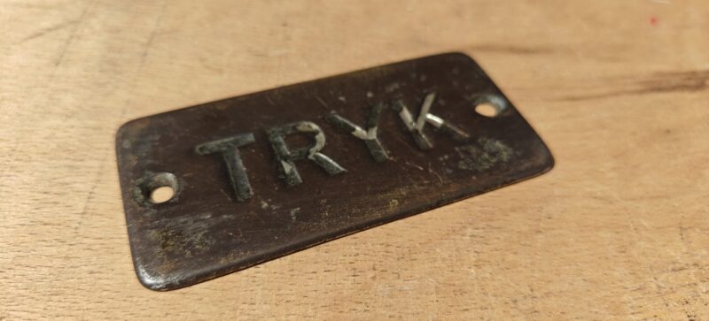 Tryk (Gammelt dørskilt) i messing