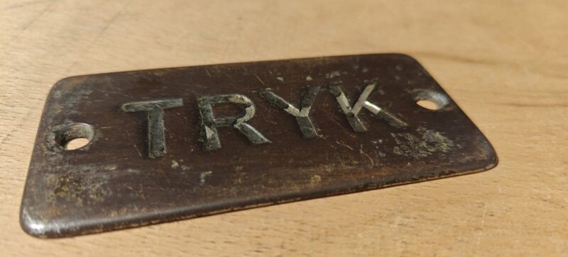 Tryk (Gammelt dørskilt) i messing