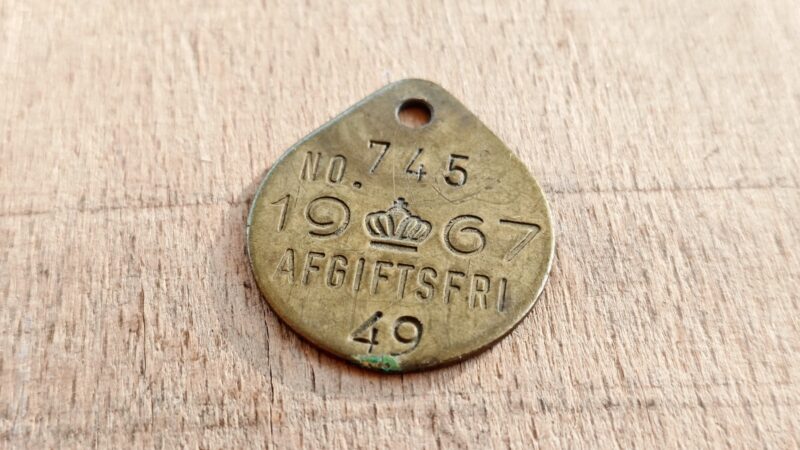 Vedhæng med indskrift: 1967 "Afgiftsfri 49"