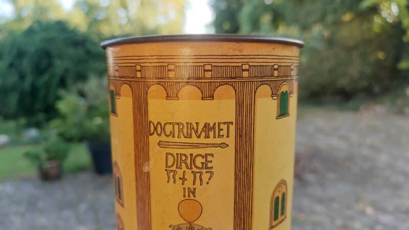 Sjov dåse udformet som rundetårn, udført i blik og pap fra 1960erne