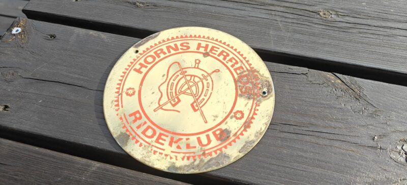 Horns Herreds Rideklub. Rundt messingskilt