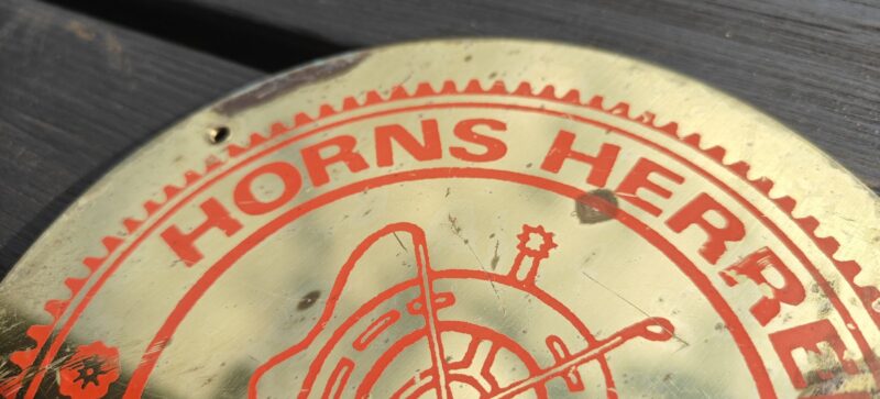 Horns Herreds Rideklub. Rundt messingskilt