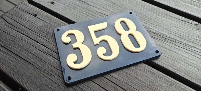Husnummer - 358. AGA. Hård plast. Cirka 40-50 år gammelt