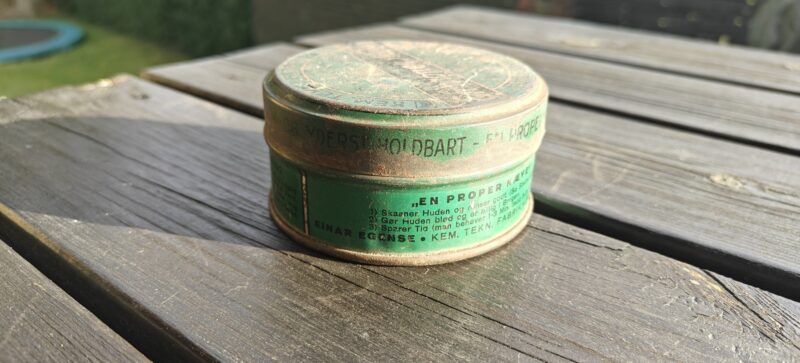 Rensepastaen "En proper Næve". Blikdåse