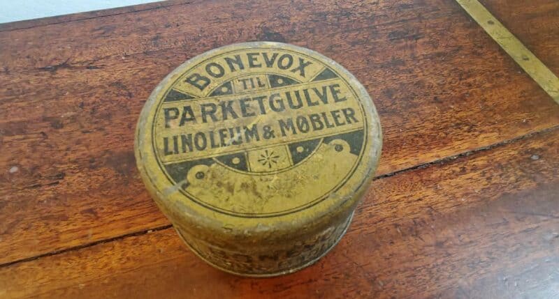 Bonevox til Parketgulve Linoleum & Møbler. Blikdåse