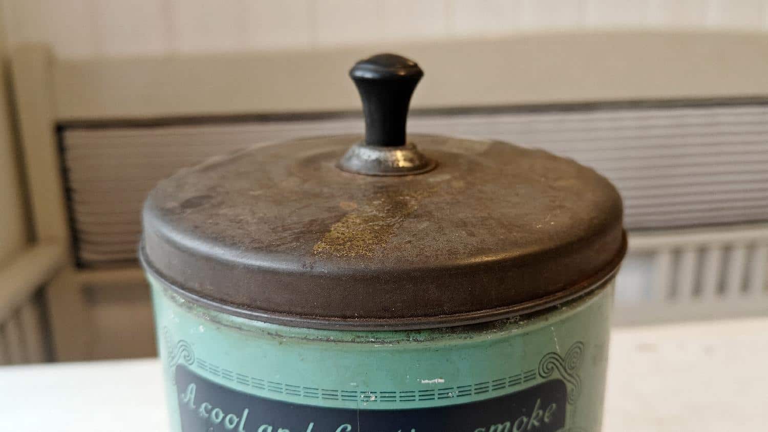 Cremo tobaksdåse i blik. Gammel sag