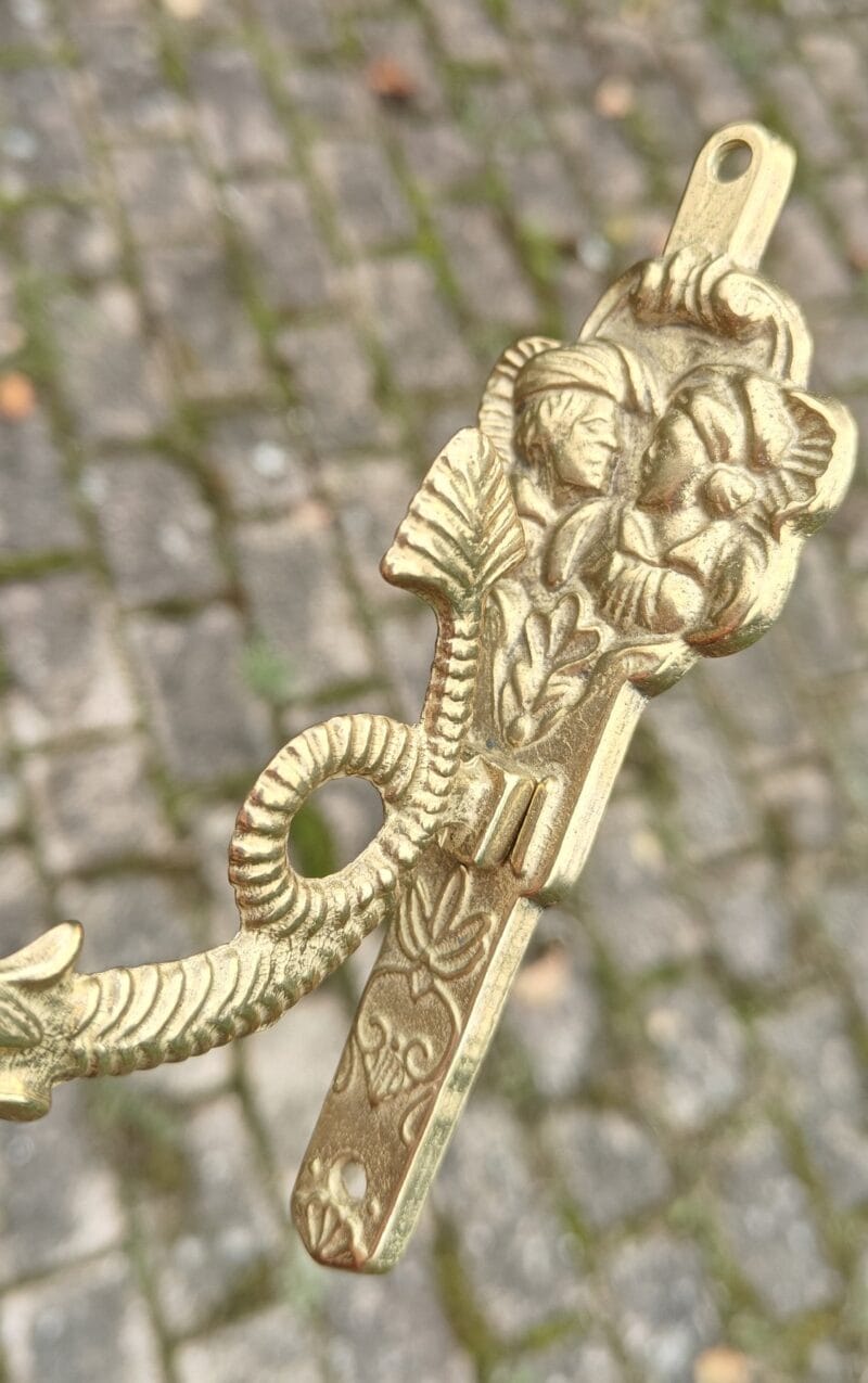 Gamle knager i messing, udformet som drager og med ansigter på vægbesætningen. Sæt af 4 stk