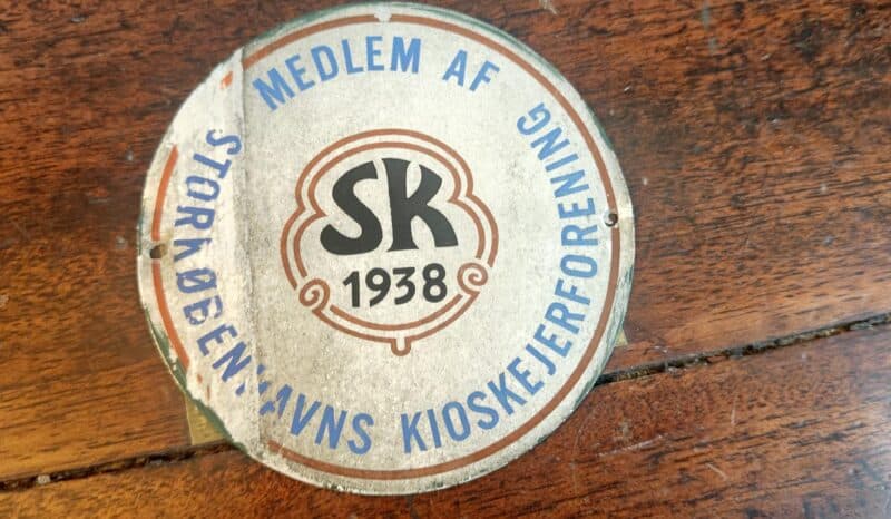 Medlem af Storkøbenhavns Kioskejerforening. SK 1938. Blikskilt