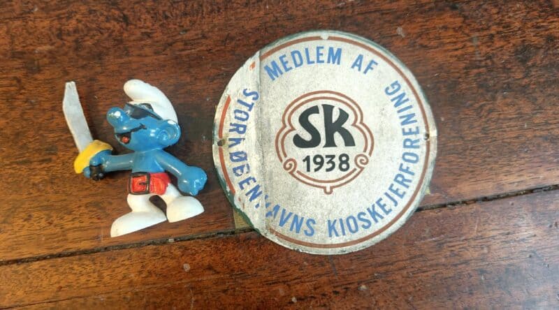 Medlem af Storkøbenhavns Kioskejerforening. SK 1938. Blikskilt