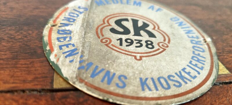 Medlem af Storkøbenhavns Kioskejerforening. SK 1938. Blikskilt