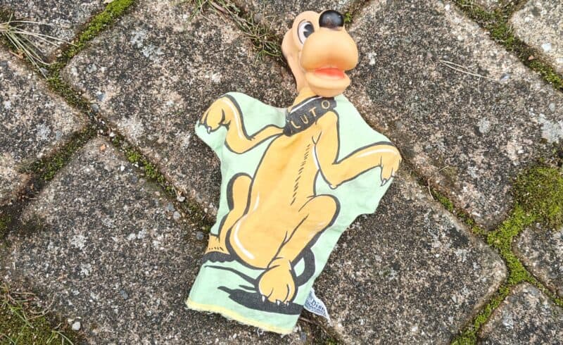 Gammel Disney Pluto hånddukke med pivert