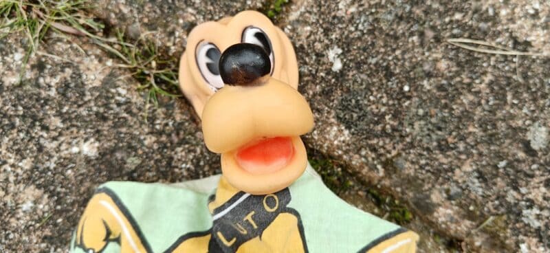 Gammel Disney Pluto hånddukke med pivert