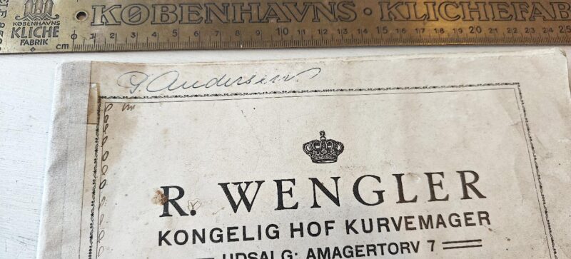 R. Wengler. Kongelig Hof Kurvemager. Amagertorv 7. Reklamebrochure