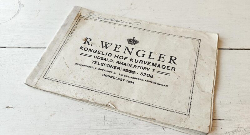 R. Wengler. Kongelig Hof Kurvemager. Amagertorv 7. Reklamebrochure
