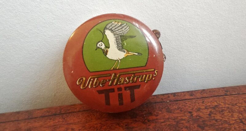 Vibe Hastrup TiT skocremesdåse. Rød No 2