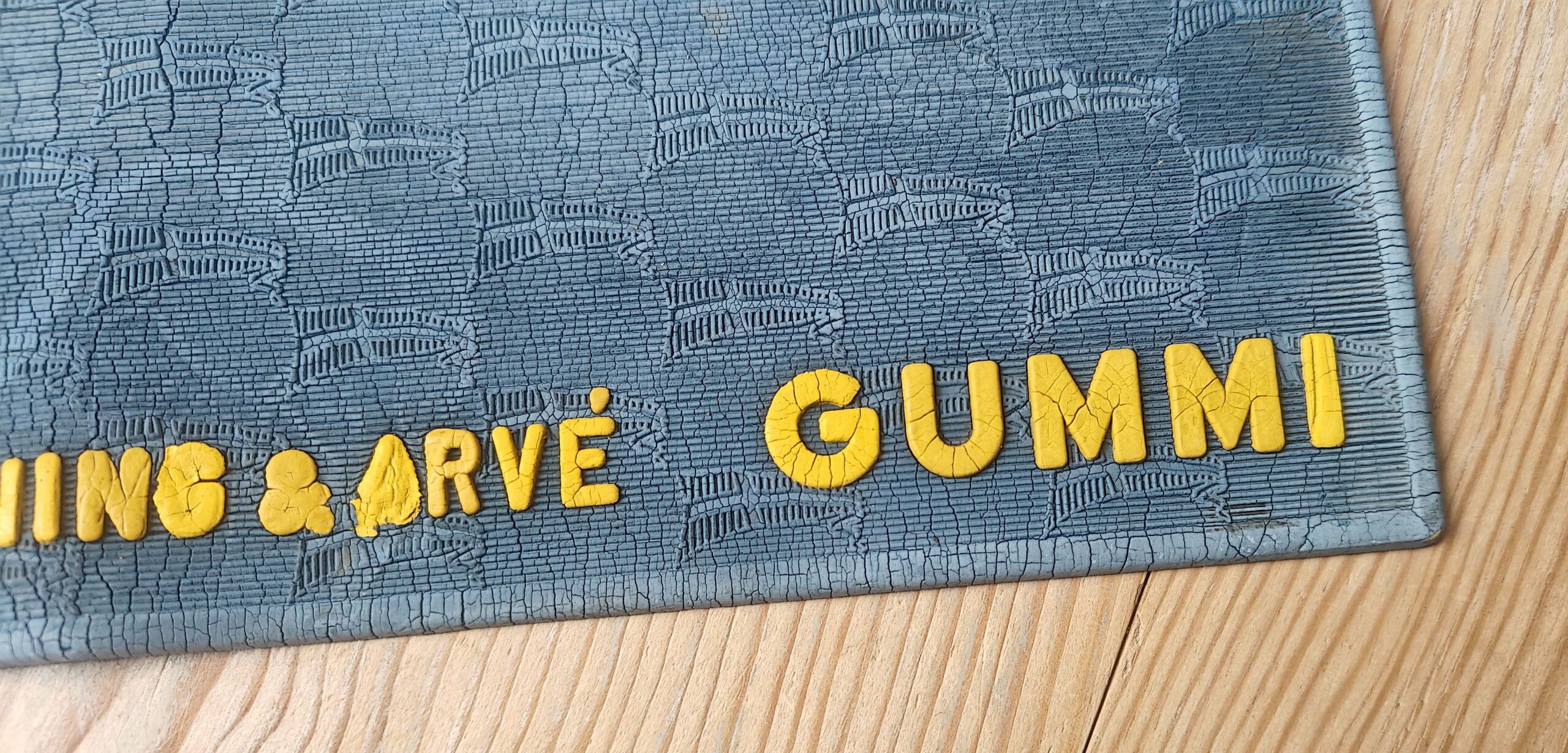 Schiønning & Arve GUMMI. Knagende Stærk! - Gummimåtte