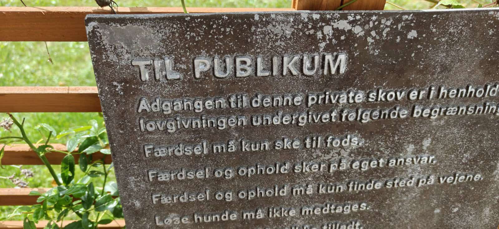 Adgangstavle (skilt) for en privat sko